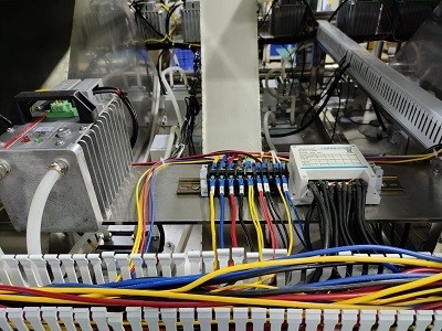 Tỷ lệ giảm nước 9 giai đoạn 95% Máy sấy chân không trong lò vi sóng cho hộp chế biến bột giấy, đóng gói công nghiệp
