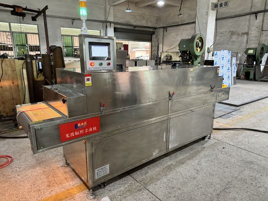 Đường hầm vận chuyển tia UV-C hiệu quả cao để vô trùng liên tục bề mặt thực phẩm.