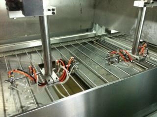 Máy phun sơn tự động hoàn toàn với chiều rộng tùy chỉnh, súng phun Iwata Nhật Bản & điều khiển PLC cho ứng dụng công nghiệp